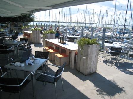 Groot zonneterras bij het restaurant van jachthaven Andijk